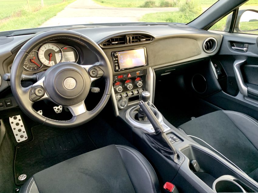 El interior del Toyota 86 es minimalista con agradables detalles. 