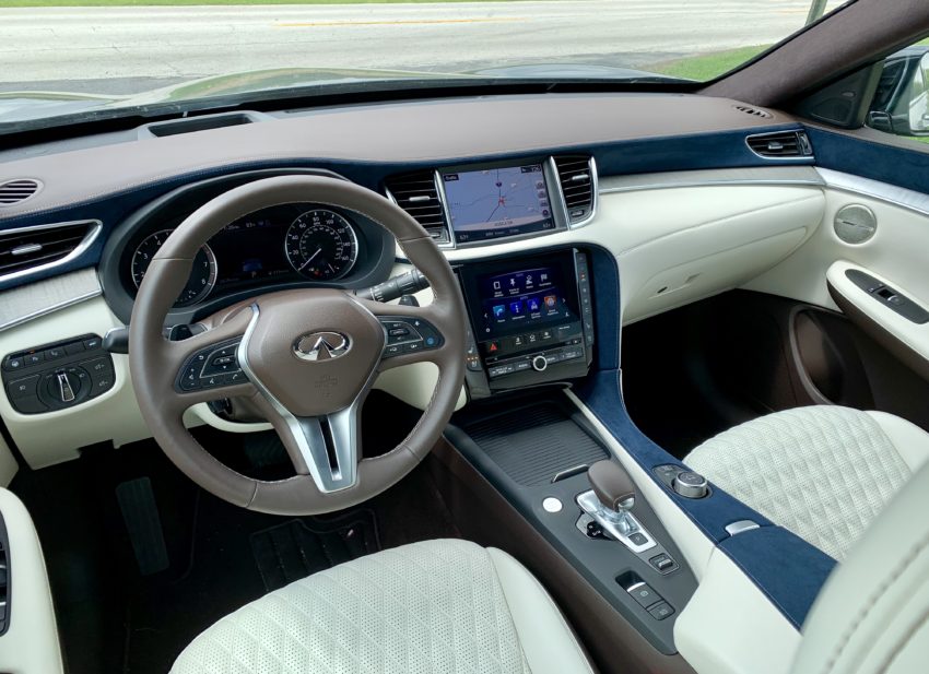 El interior de la QX50 2019 utiliza una agradable combinación de materiales, colores y patrones.