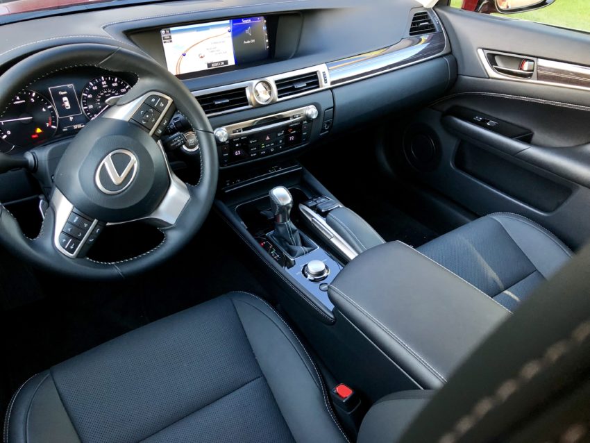 el interior de la Lexus GS 350 2018 es espacioso. 