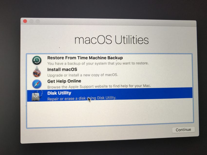 Ejecute la utilidad de disco para reparar una Mac que no se inicia después de instalar macOS High Sierra.