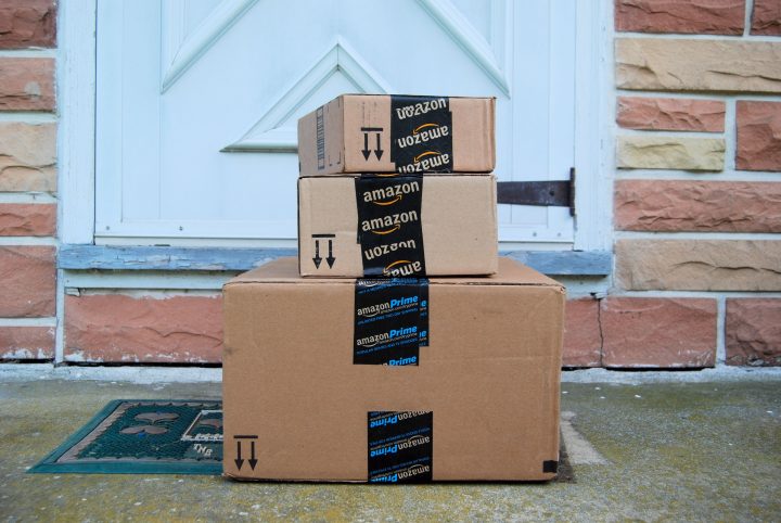¿Vale la pena Amazon Prime?  Esto es lo que necesita saber.  Julie Clopper / Shutterstock.com