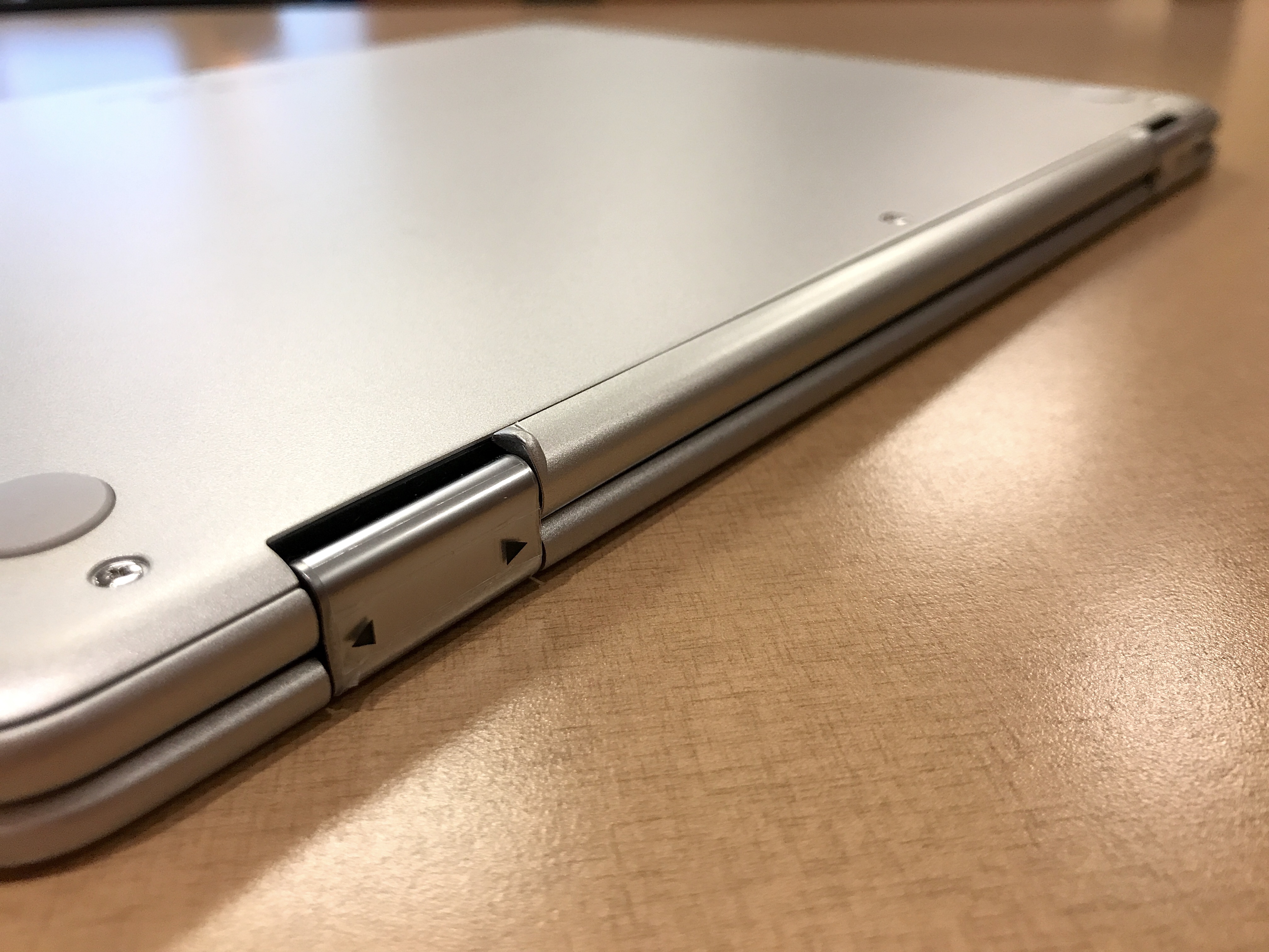Samsung Chromebook Plus bisagras en el borde posterior