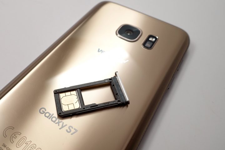 Una tarjeta SIM extraída del interior del Samsung Galaxy S7 Edge