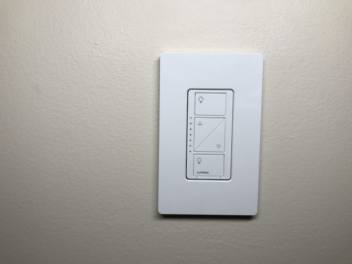 Reemplace un interruptor en lugar de sus bombillas para actualizar a una casa inteligente.