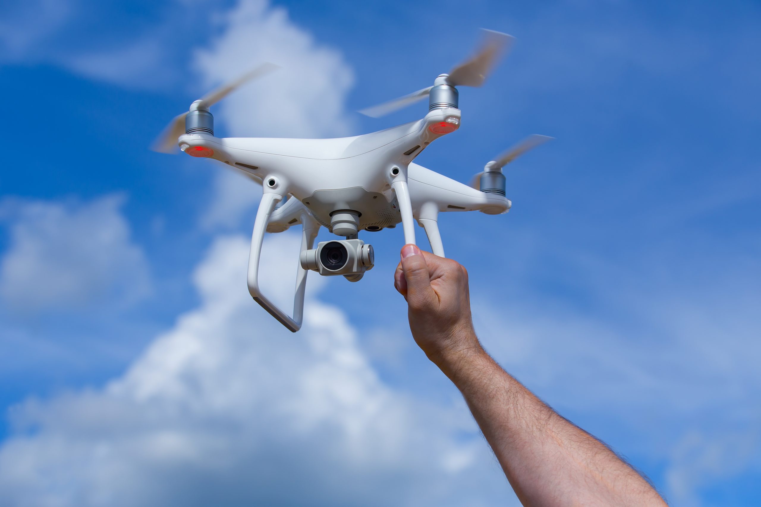 Qué debe hacer antes de volar su dron