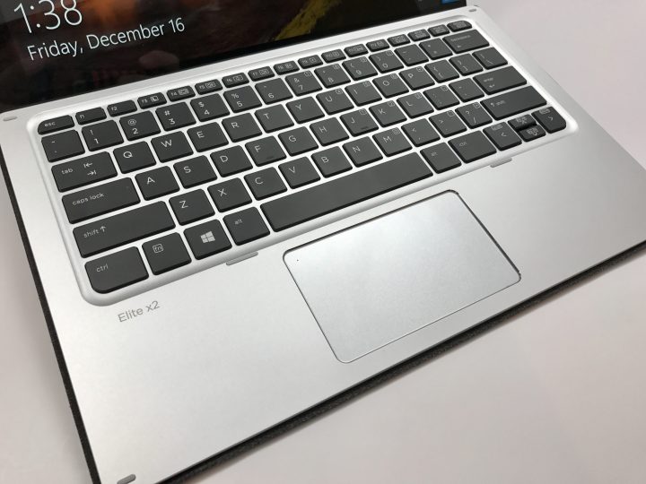 El teclado HP Elite x2 se desprende fácilmente cuando necesita usarlo como tableta.