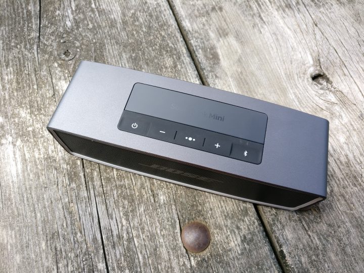 Controle el Bose SoundLink Mini II con los controles en la parte superior o derecha desde su teléfono. 