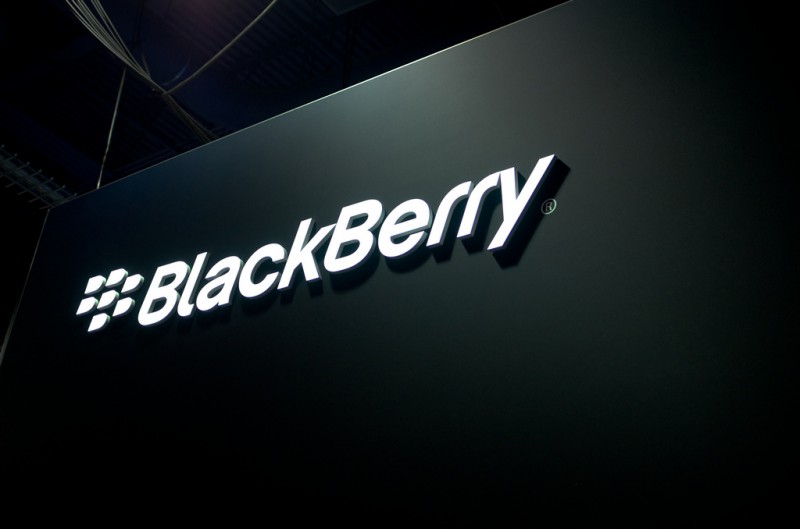 Blackberry Oslo con diseño cuadrado filtrado