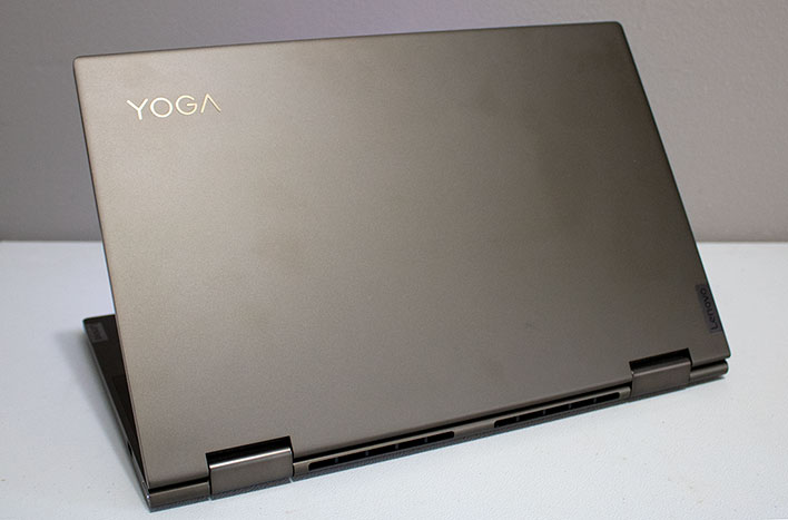 Tapa del Lenovo Yoga 7i en ángulo