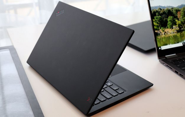 ThinkPad X1 Carbon 7th Gen parte trasera de fibra de carbono