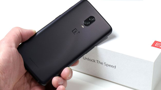 OnePlus 6T en mano con caja
