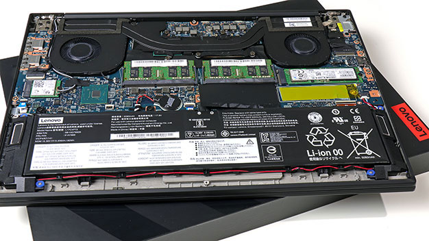 La cubierta inferior de ThinkPad X1 Extreme eliminó las partes internas