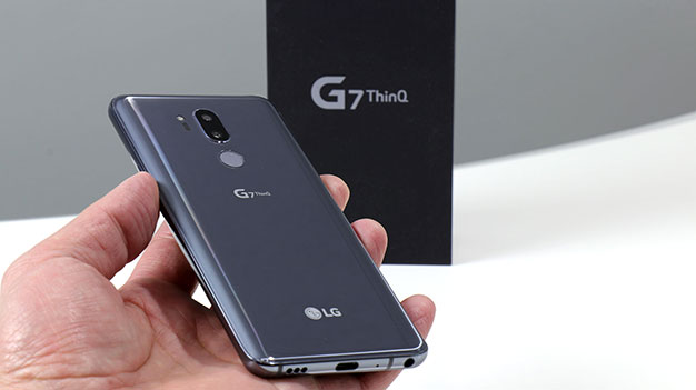 LG G7 ThinQ en mano con caja trasera