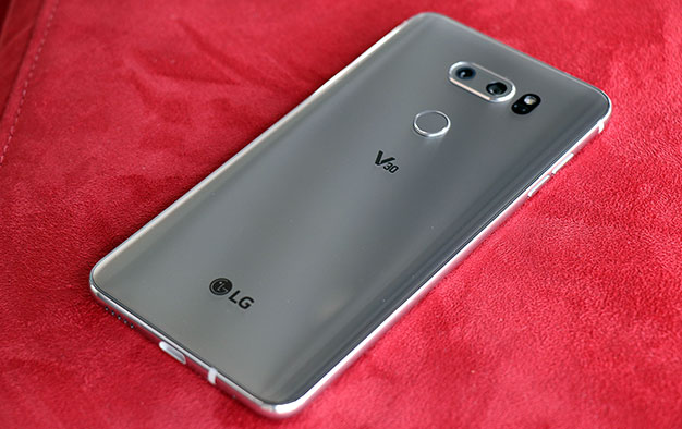LG V30 en la parte posterior de terciopelo rojo