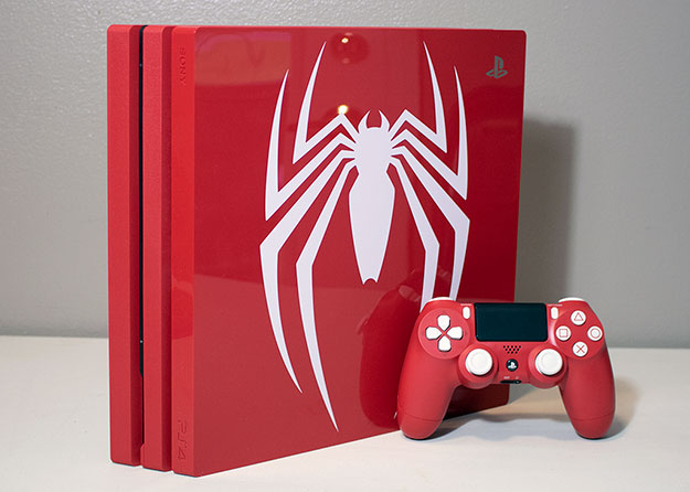 Sony PlayStation 4 Pro 1TB Marvel Spider-Man en ángulo