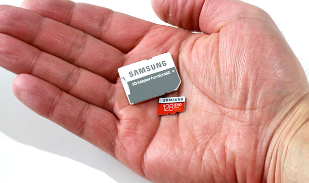 Samsung EVO Plus 128GB en mano