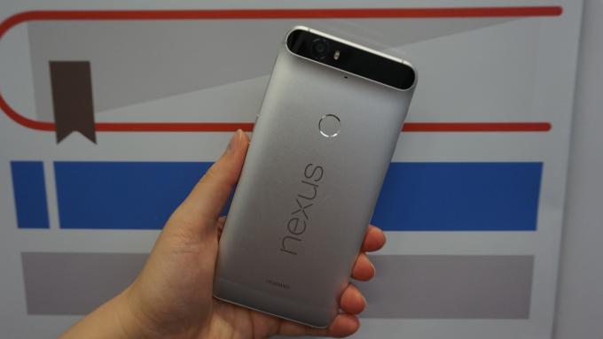 Nexus 6P handen op de rug