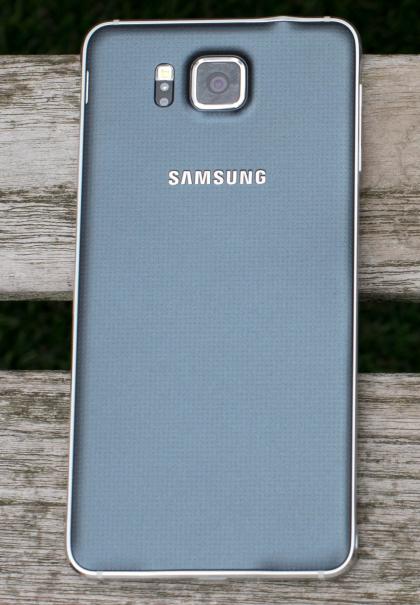 Samsung Galaxy Alpha trasero