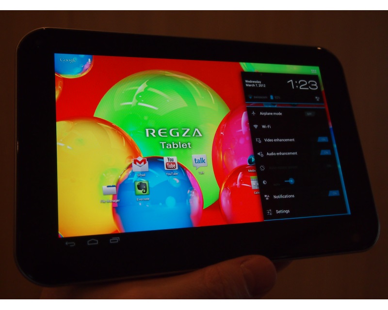 Demostración de la nueva tableta AMOLED de 7.7 pulgadas "AT470" de Toshiba