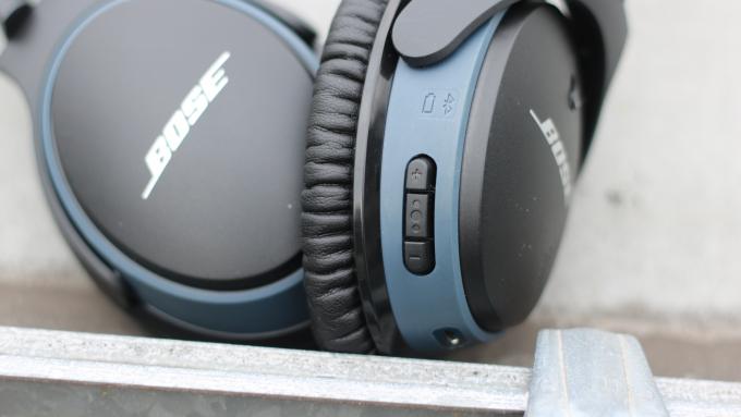 Controles de los auriculares Bose SoundLink Around Ears II