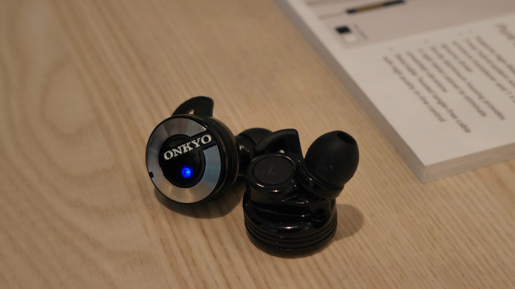 Revisión de los auriculares internos inalámbricos Onkyo W800BT - manos a la obra