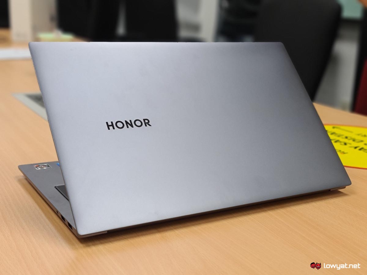 Honor MagicBook Pro in handen