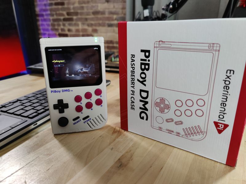 Tinkerer obtiene Cyberpunk 2077 en ejecución en una máquina Raspberry Pi inspirada en Game Boy