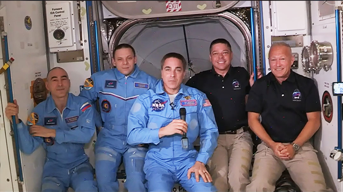 Estee Lauder paga ISS para la sesión de productos de la NASA