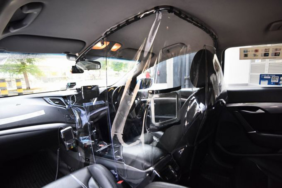 Operador de taxi de Singapur instala protectores de cabina de plástico en 400 taxis