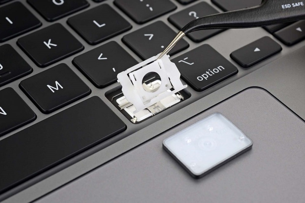 El desmontaje de MacBook Pro de 16 pulgadas revela interruptores de tijera del teclado mágico independiente