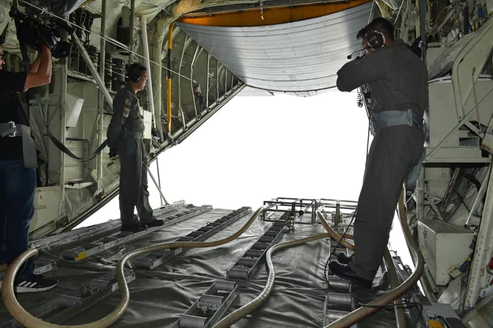 Vista desde el C-130 de RMAF durante la operación de siembra de nubes.
