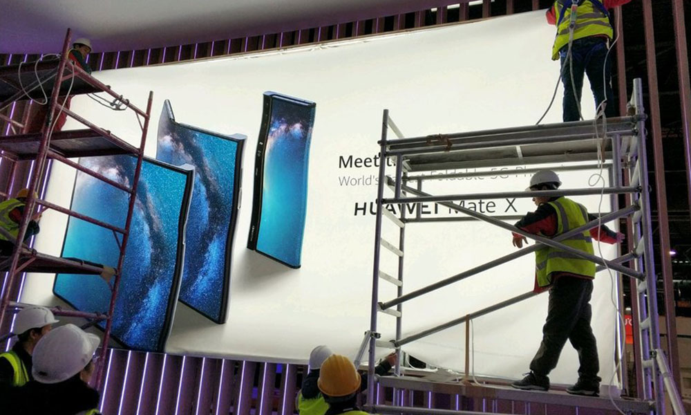 El Huawei Mate X plegable se filtra a través de un póster en Barcelona