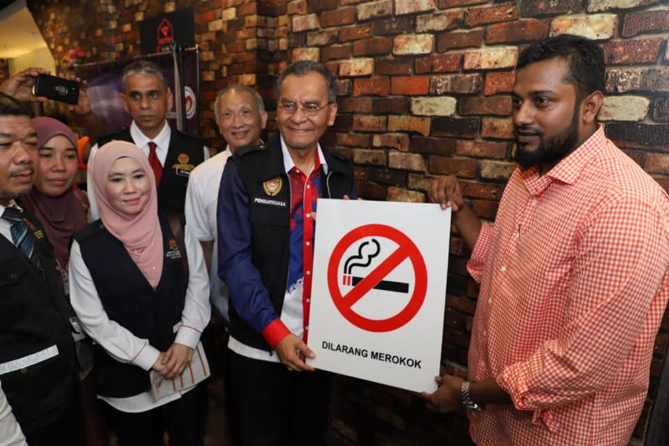 Ahora puede denunciar a los fumadores al Ministerio de Salud a través de WhatsApp