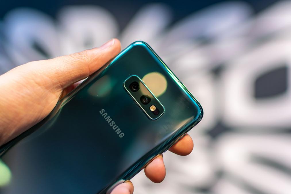 El Samsung Galaxy S10e se está volviendo barato sin SIM