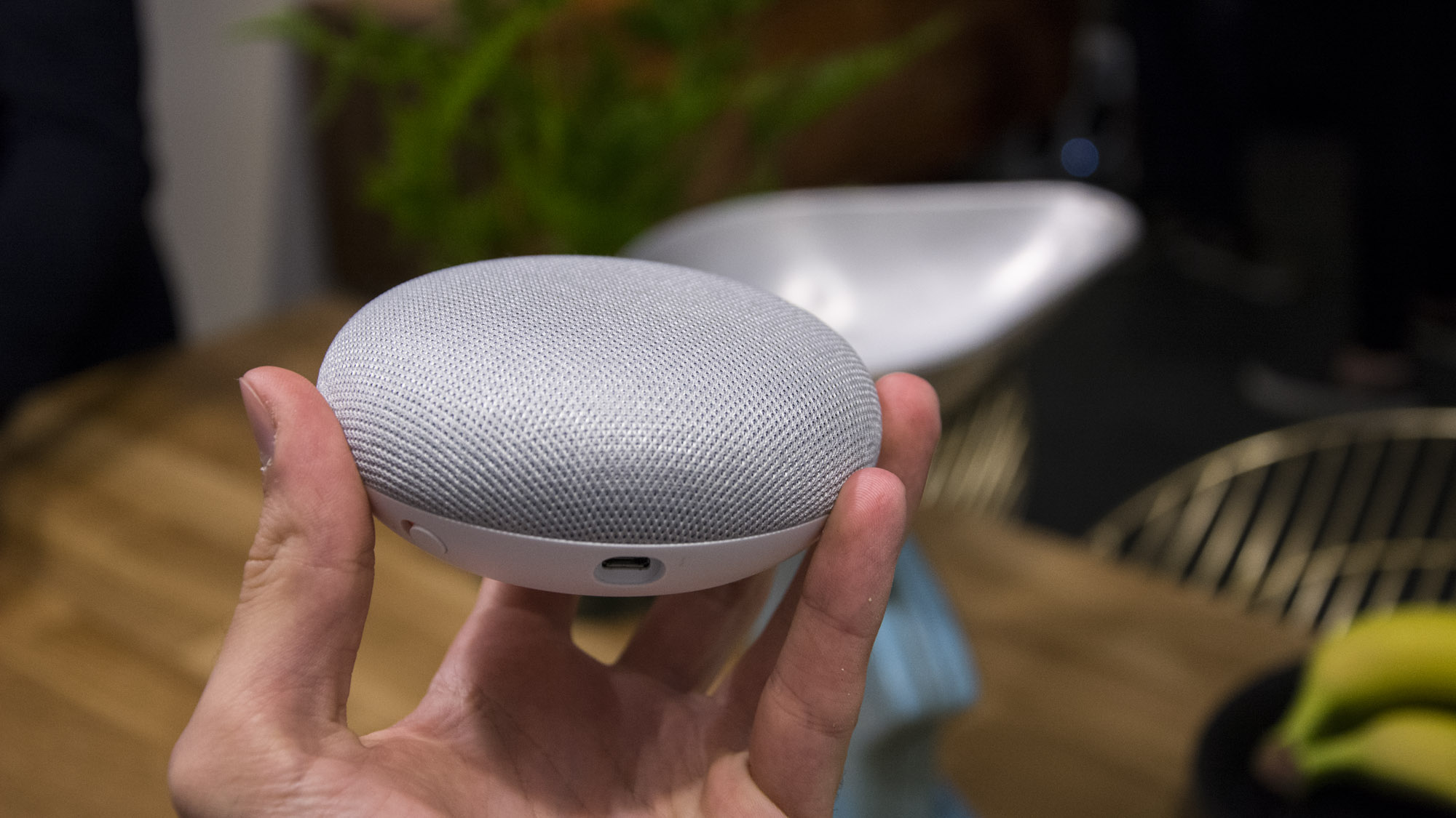 Google Nest Mini Y un enchufe inteligente por £ 40