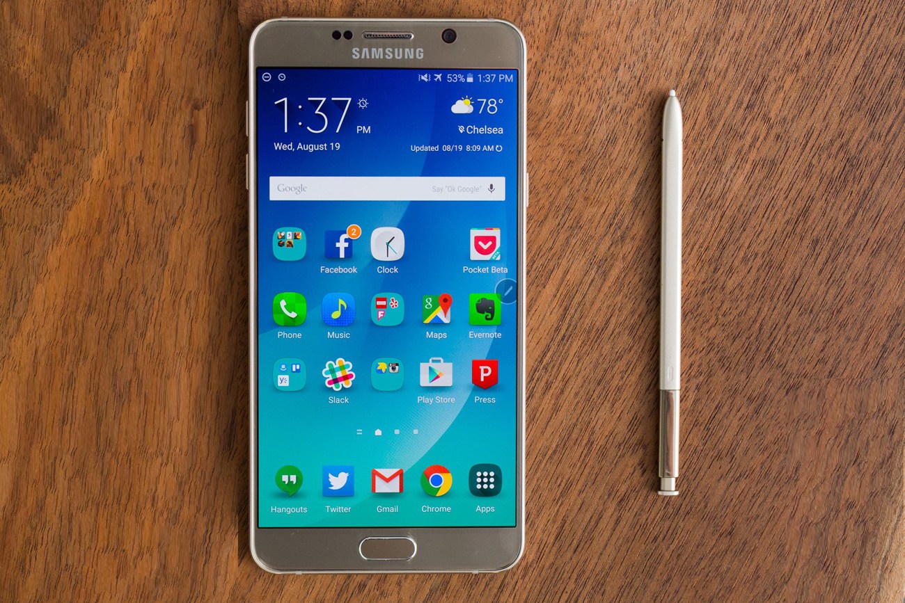 La variante de Samsung Galaxy Note 5 Dual-SIM sale a la venta en India a partir de 51,400 INR