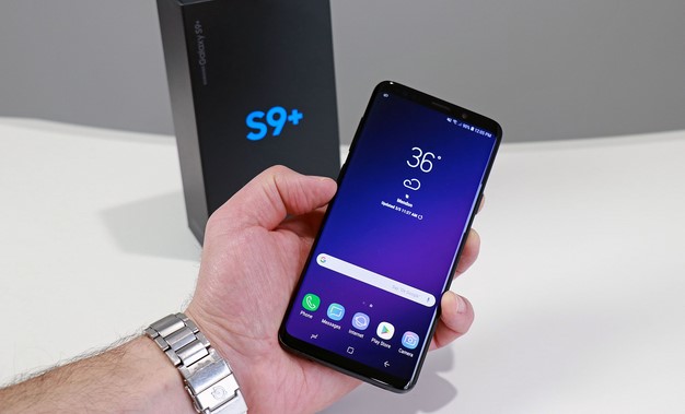 Galaxy S9 Plus Front in hand with box