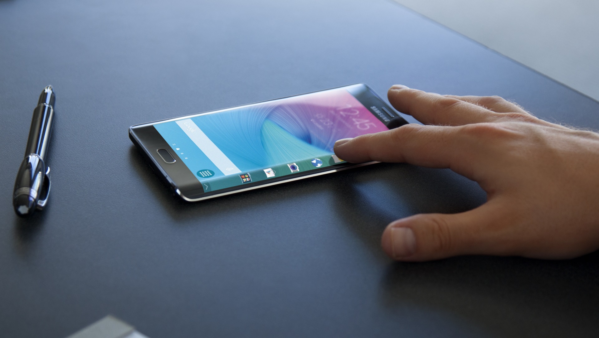 Samsung lanzará pantallas flexibles para teléfonos inteligentes en 2015