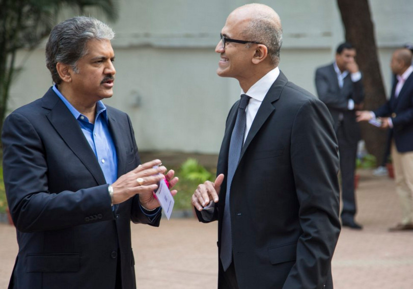 Satya Nadella, CEO de Microsoft, con Anand Mahindra, Director Gerente, Mahindra Group en Mumbai.