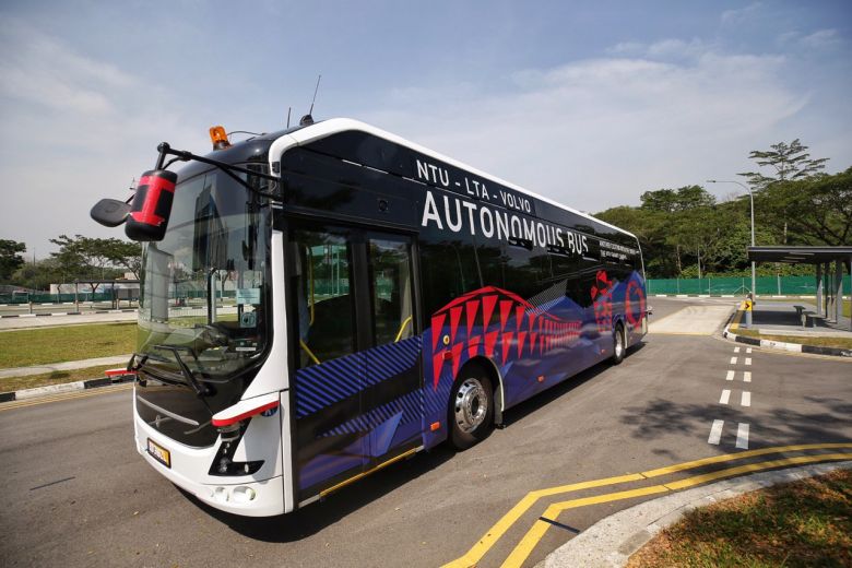 El autobús autónomo NTU-LTA-Volvo se ejecuta en una pista especialmente diseñada en Cetran el 4 de marzo de 2019.