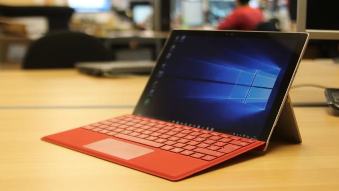 Microsoft Surface Pro 4 con cubierta tipo roja