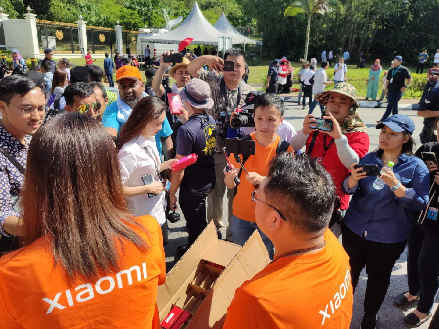 Xiaomi proporciona bancos de energía gratuitos de 20000 mAh a los periodistas que acampan en Istana Negara