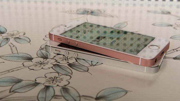 iPhone SE versus iPhone 5S boven elkaar