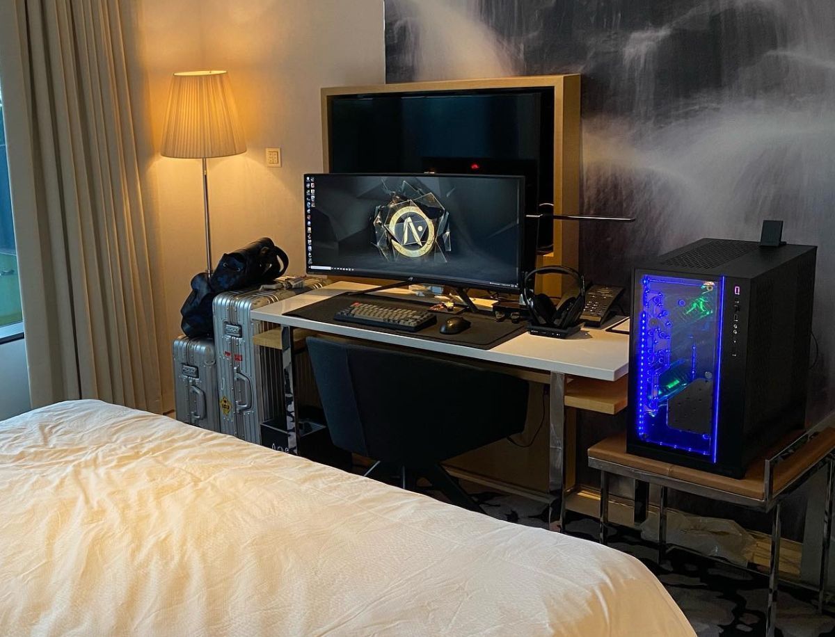 Singaporean Decks Out Hotel Room With RM31000 Custom Gaming PC For 14-Day Quarantine