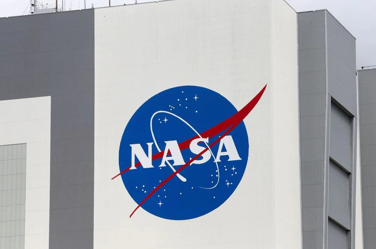 NASA SpaceX halts progress on moon lander project complaints Blue Origin Dynetics
