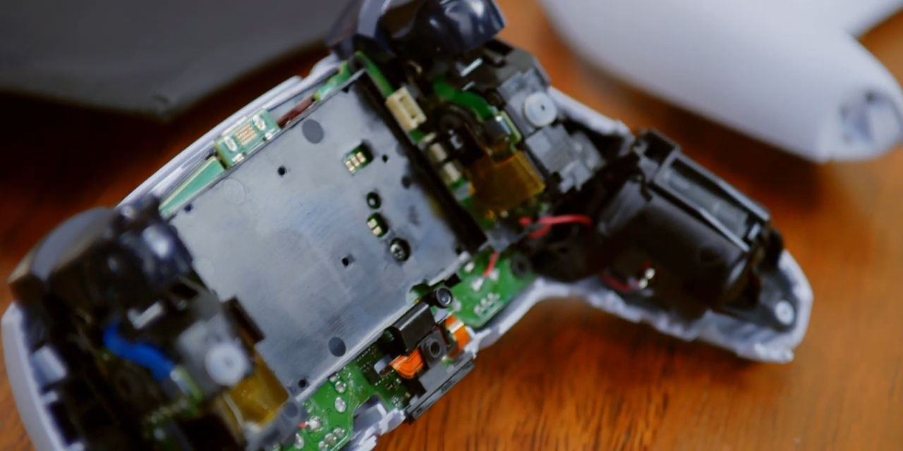 Demontage Sony PS5 DualSense-controller met interne componenten