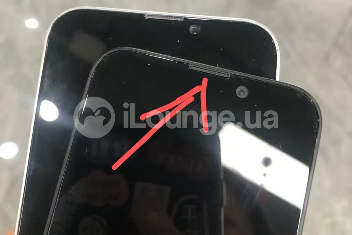Het glas en de mockup van de iPhone 13 waren verlicht op de foto.