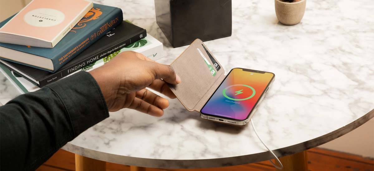 Twelve South lanza la funda tipo billetera SurfacePad para iPhone 12