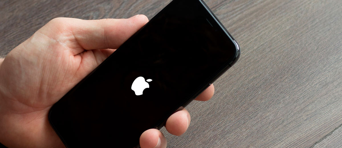 Wat te doen als de iPhone vastzit in Apple en niet kan worden ingeschakeld?