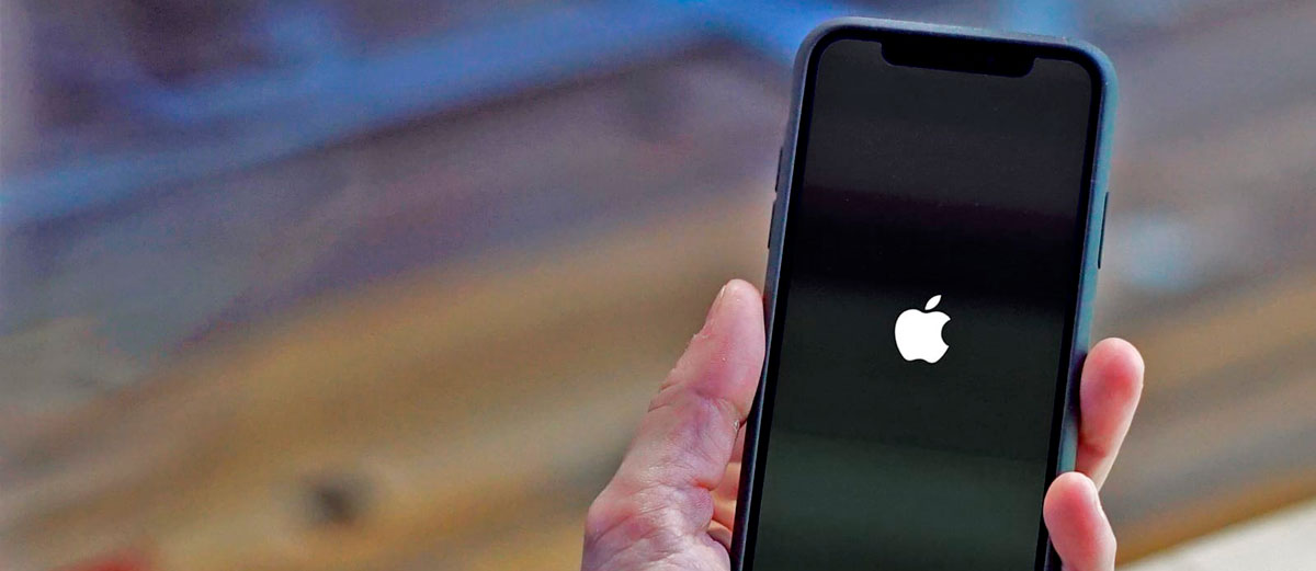 Wat te doen als de iPhone vastzit in Apple en niet kan worden ingeschakeld?